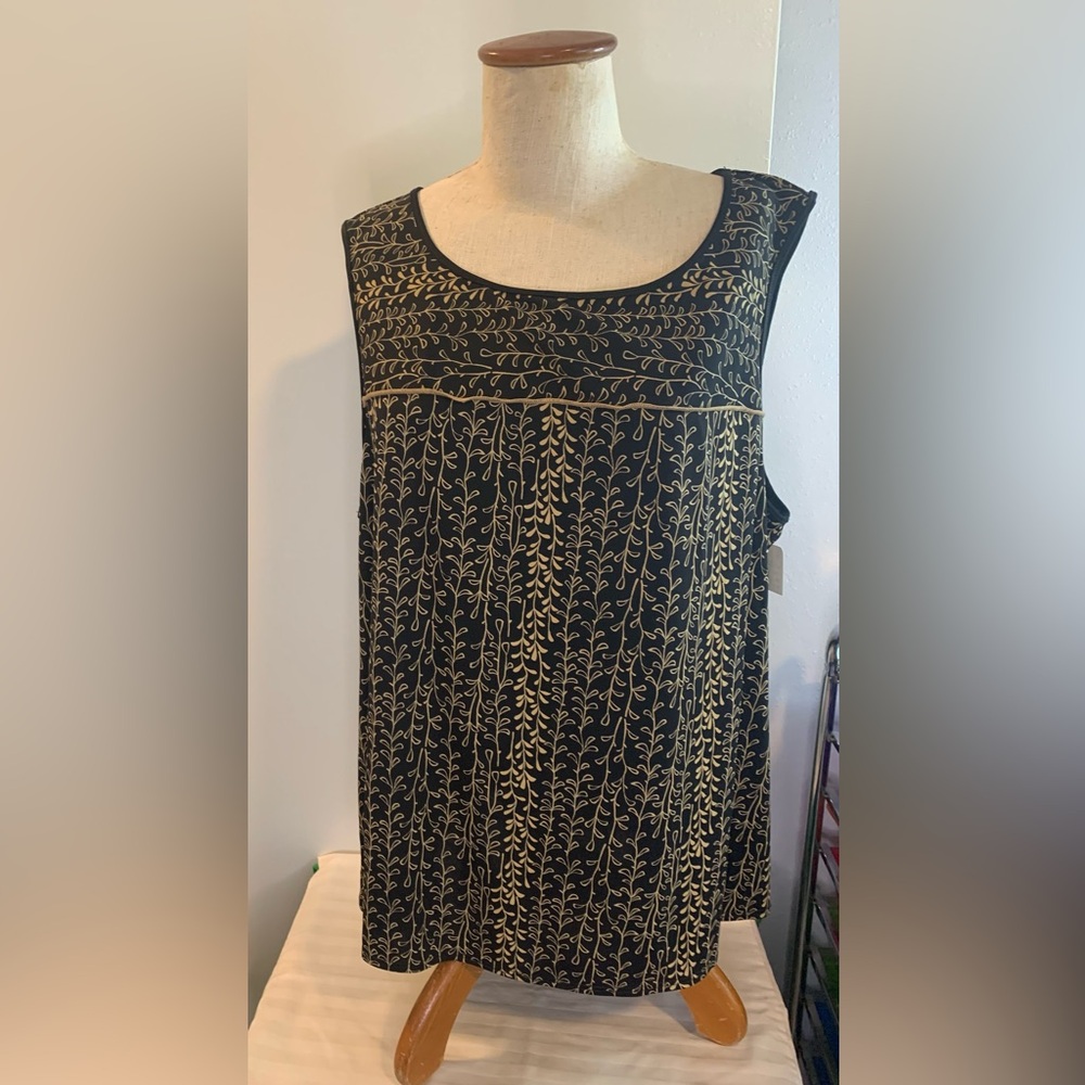 MAX STUDIOS. Black and Gold Sleeveless Top
Size Xl